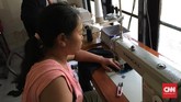 Ada banyak pelatihan yang diajarkan kepada ibu-ibu tunakarya, mulai dari membuat gelang, boneka, tas, hingga apron. Semuanya berasal dari barang bekas. (CNN Indonesia/Endro Priherdityo)