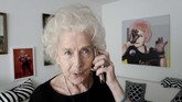 DJ Wika adalah DJ tertua asal Polandia. Usianya sudah 80 tahun. Alih-alih menjaga cucu di rumah seperti nenek lain, ia justru jejingkrakan di balik mesin mixer. (REUTERS/Kacper Pempel)