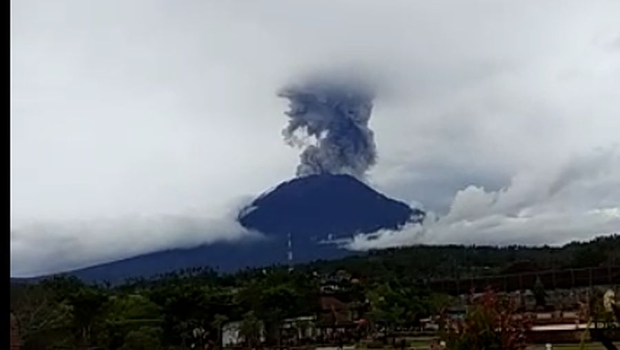 Gunung Agung kembali erupsi Minggu kemarin, sebabkan abu hingga setinggi 3000 km 