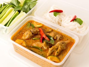 Awas! 5 Makanan Ini Bisa Berbahaya Jika Disimpan di Wadah Plastik