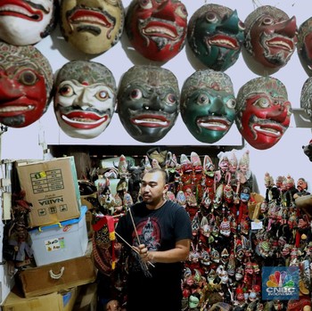 Dalang yang Memiliki Ribuan Wayang di Setiap Sudut Rumahnya