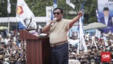 Dalam kampanye ini Prabowo menyatakan program pembagian sejumlah kartu kesejahteraan rakyat oleh Jokowi tak mungkin karena tak sejalan dengan kondisi keuangan negara. (CNNIndonesia/Safir Makki)