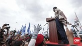 Dalam kampanye ini Prabowo Subianto melepas kemeja untuk diberikan ke pendukungnya. (CNNIndonesia/Safir Makki)