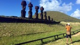 Sejauh ini, menurut penelitian ilmuwan Chile, sebanyak 70 persen dari lebih dari seribu patung sudah terinfeksi ‘panu.’ Bisa-bisa itu mengurangi jumlah turis yang datang. (REUTERS/Marion Giraldo)