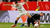 Sevilla dikabarkan Marca takut kehilangan gelandang Pablo Sarabia (kiri) akhir musim ini. Gelandang yang sudah mencetak 19 gol dan 12 assist musim ini masuk radar Chelsea. (REUTERS/Marcelo del Pozo)