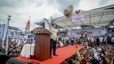 Capres nomor urut 02 Prabowo Subianto melemparkan topi kepada pendukungnya saat menghadiri kampanye akbar di Stadion Sidolig, Bandung, Jawa Barat, Kamis (28/3/2019). ANTARA FOTO/Raisan Al Farisi