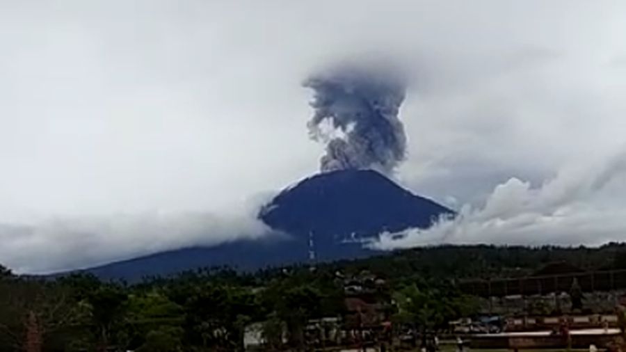Gunung Agung di Kabupaten Karangasem Provinsi Bali dikabarkan kembali erupsi.