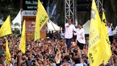 Calon Presiden petahana nomor urut 01 Joko Widodo (kiri) didampingi oleh istinya Iriana Joko Widodo (kanan) menyapa pendukungnya di acara kampanye terbuka di Lapangan Ahmad Kirang, Mamuju, Sulawesi Barat, Kamis (28/03/2019). ANTARAFOTO/Akbar Tado