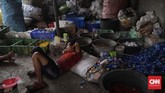 Industri daur ulang di Indonesia menyatakan kesiapannya menampung sampah botol plastik. Sampah tersebut dinilai masih memiliki nilai ekonomi yang sangat tinggi, karena dapat didaur ulang menjadi produk lain. (CNNIndonesia/Adhi Wicaksono)