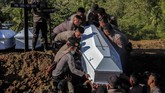 Sebanyak 20 jenazah yang belum teridentifikasi dikuburkan secara massal di TPU Kampung Harapan, Sentani. ANTARA FOTO/Gusti Tanati/wpa/ama.