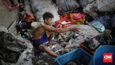 Sampah dan botol plastik diduga menjadi polutan terbesar yang mencemari laut dan pantai. Setiap tahun, diperkirakan lautan di dunia harus menanggung beban sampah plastik sampai 12,7 juta ton. (CNNIndonesia/Adhi Wicaksono)
