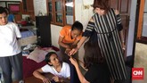 Bali Life Foundation juga digandeng oleh jaringan Accor Hotel yang membawa desainer senior Susan Budihardjo (kanan) mengajarkan cara mengolah linen bekas. (CNN Indonesia/Endro Priherdityo)