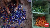Untuk memilah tutup, biasanya dilakukan oleh pekerja wanita, dengen tingkat ketelitian yang lebih tinggi. Memilah tutup botol biasanya dihargai Rp600 per kg. (CNNIndonesia/Adhi Wicaksono)