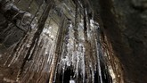 Berdasarkan penanggalan karbon, Gua Malham telah berusia sekitar 7.000 tahun. (REUTERS/Nir Elias)
