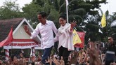 Jokowi didampingi istrinya Iriana saat menyapa warga di di Lapangan Bola Makirang, Mamuju, Sulawesi Barat, Kamis (28/3). (Dok. Istimewa)