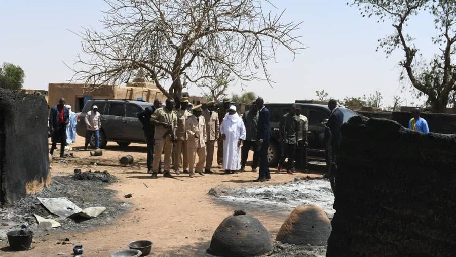 Presiden Mali Ibrahim Boubacar Keita memeriksa kerusakan setelah serangan oleh orang-orang bersenjata terhadap penggembala Fulani di Ogossagou, Mali 25 Maret 2019. Foto diambil 25 Maret 2019. (Presidensi Mali / Handout via Reuters)