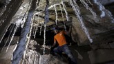 Ia beserta puluhan peneliti bekerja 10 jam sehari di bawah tanah, selama dua tahun untuk proyek ambisius ini. (REUTERS/Nir Elias)