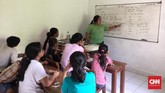 Sedangkan anak-anak mereka diajarkan calistung dan bahasa Inggris. Dulu, anak-anak ini ikut mengemis atau bekerja sebagai buruh bangunan bagi yang laki-laki atau petugas spa bagi yang perempuan. (CNN Indonesia/Endro Priherdityo)