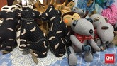 Sejumlah karya para ibu tunakarya yang dibuat dari barang bekas. Para ibu diberi upah sesuai dengan jumlah barang yang dihasilkan dikali upah masing-masing jenis barang. Uang yang didapat digunakan untuk kebutuhan sehari-hari dan sekolah anak. (CNN Indonesia/Endro Priherdityo)