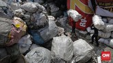 Hasil daur ulang botol plastik utamanya adalah plastik cacahan, yang selanjutnya menjadi bahan baku untuk produk peralatan rumah tangga dan lainnya. CNNIndonesia/Adhi Wicaksono.