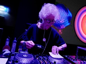 Nenek Usia 85 Tahun Ini Masih Aktif jadi DJ