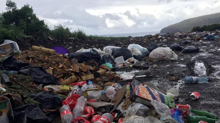 Perubahan Iklim Di Pulau Paskah dan dipenuhi oleh sampah plastik sampah terlihat di tempat pembuangan sampah di dekat pantai Pulau Paskah, Chili 16 Februari 2019. Foto diambil 16 Februari 2019. (REUTERS / Marion Giraldo)
