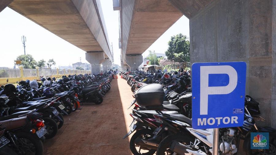 Fasilitas park and ride hanya disediakan di kawasan pinggiran seperti Stasiun MRT Lebak Bulus dan Stasiun Fatmawati.
