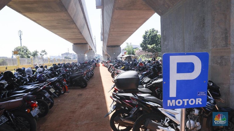 Fasilitas park and ride hanya disediakan di kawasan pinggiran seperti Stasiun MRT Lebak Bulus dan Stasiun Fatmawati.