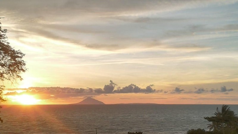 Saat tak erupsi atau sedang tenang, gunung-gunung berapi di Indonesia sebenarnya tampak cantik dan menakjubkan