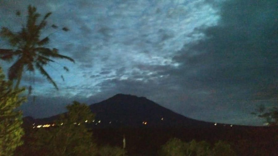Saat tak erupsi atau sedang tenang, gunung-gunung berapi di Indonesia sebenarnya tampak cantik dan menakjubkan