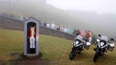 Masyarakat melihat kunjungan Pangeran Charles dari Inggris ke Benteng Bukit Brimstone di Saint Kitts. (Reuters/Phil Noble)
