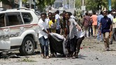 Setidaknya 15 orang tewas akibat serangan bom di sebuah restoran dekat ibu kota Somalia, Mogadishu, pada Kamis (28/3). (Reuters/Feisal Omar)