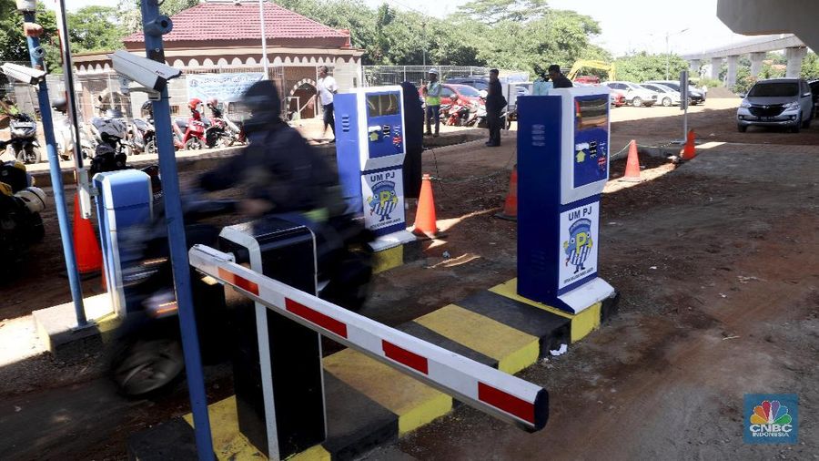 Pengunjung melintas di kawasan park and ride MRT Jakarta di Lebak Bulus, Jakarta, Jumat (29/3). (CNBC Indonesia/Muhammad Sabki)
