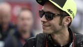 Pebalap Yamaha Valentino Rossi tersenyum ketika hadir di Sirkuit Termas De Rio Hondo jelang konferensi pers MotoGP Argentina 2019, Jumat (29/3) dini hari WIB. (JUAN MABROMATA/AFP)