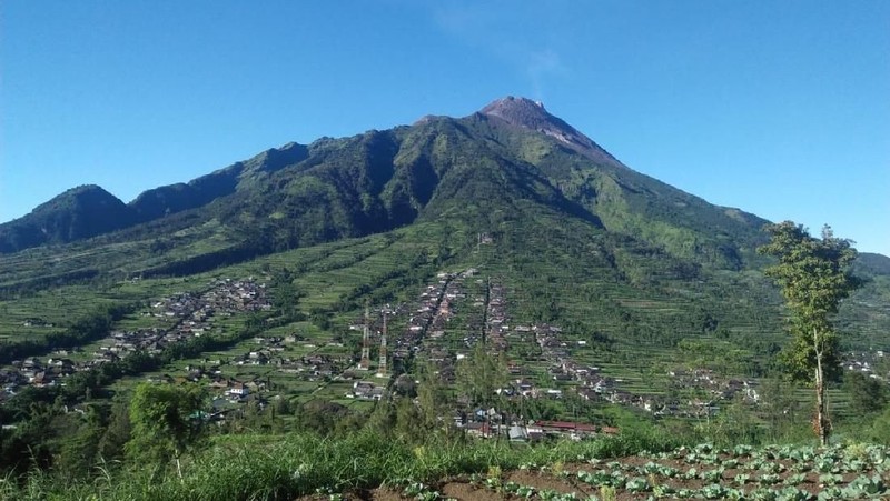 Saat tak erupsi atau sedang tenang, gunung-gunung berapi di Indonesia sebenarnya tampak cantik dan menakjubkan