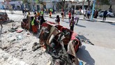 Menurut seorang warga, bom tersebut bahkan membuat kendaraan terhempas ke udara. (Reuters/Feisal Omar)
