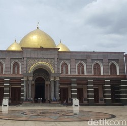 Berapa Dana yang Dihabiskan untuk Membuat Masjid Kubah Emas?