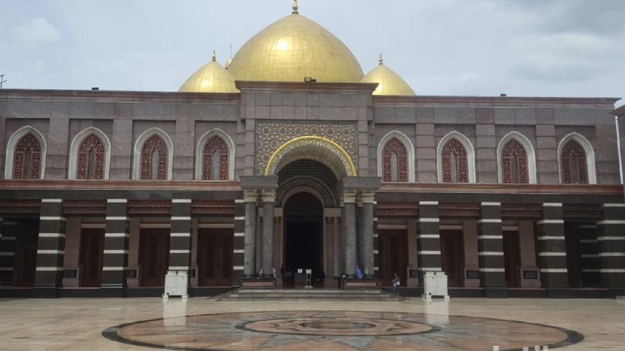 Salah satu pertanyaan publik berkaitan dengan dana yang dihabiskan untuk membuat Masjid Kubah Emas.