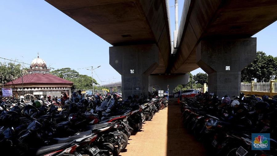 Fasilitas park and ride hanya disediakan di kawasan pinggiran seperti Stasiun MRT Lebak Bulus dan Stasiun Fatmawati.