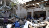 Bangunan di sekitar lokasi ledakan pun dilaporkan rusak. (Reuters/Feisal Omar)