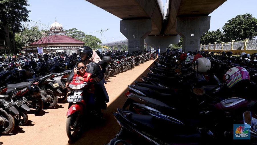Fasilitas park and ride hanya disediakan di kawasan pinggiran seperti Stasiun MRT Lebak Bulus dan Stasiun Fatmawati.