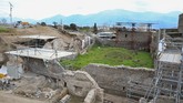 Saat ini, diputuskan bahwa kondisi gunung sudah cukup aman untuk dilakukan restorasi oleh para pekerja konstruksi, konservasionis dan arkeolog. (REUTERS/Ciro De Luca)