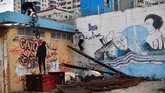 Sekelompok anak muda menyebut diri mereka The Gaza Skate Gang sedang berkumpul bersama di sebuah taman skateboard di Kota Gaza. Mereka berbagi apa yang dimiliki, papan luncur, sepatu roda dan sepeda. (REUTERS/Dylan Martinez)