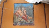 Satu lagi lukisan dinding yang menggambarkan Narcissus, seorang pria yang dalam mitologi Yunani diceritakan sangat mencintai dan tak dapat berhenti mengagumi pantulan dirinya sendiri. (REUTERS/Ciro De Luca)