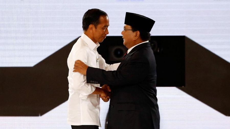 Indonesia's presidential candidate Joko Widodo shakes hands with his opponent Prabowo Subianto after a televised debate in Jakarta, Indonesia, March 30, 2019. REUTERS/Willy Kurniawan
