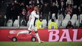 Manajer Manchester United Ole Gunnar Solskjaer dikabarkan Tuttosport ingin merekrut winger Juventus Douglas Costa dan mendapat persaingan dari Manchester City dan Paris Saint-Germain. (Marco BERTORELLO / AFP)