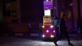 Seorang pria menjual rokok dengan harga $25 sen per batang. Menurutnya, lebih sedikit penduduk Gaza yang mampu membelinya sekarang.(REUTERS/Dylan Martinez)