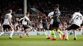 Penyerang sayap Man City Bernardo Silva melepaskan tembakan dari luar kotak penalti pada menit kelima untuk memperdaya kiper Fulham Sergio Rico. (REUTERS/David Klein)