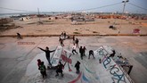 Vokalis Rahaf Shamali (15), Hamada Nasralla (23), Ismaiel Al H'Razin (42), Islam Mohsen (24) dan Saied Fadel berpose di atas atap apartemen di Kota Gaza. Mereka tergabung dalam band bernama 'Solband'. (REUTERS/Dylan Martinez)