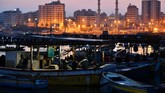 Lampu-lampu mewarnai jalanan Gaza ketika petang mulai menjelang, sementara para nelayan mengangkut hasil tangkapan ke pelabuhan. (REUTERS/Dylan Martinez)